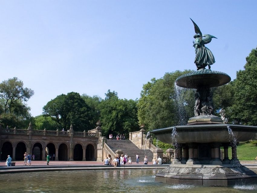 Fuente Bethesda, Central Park  Bethesda fountain central park, Bethesda  fountain, Manhattan skyline